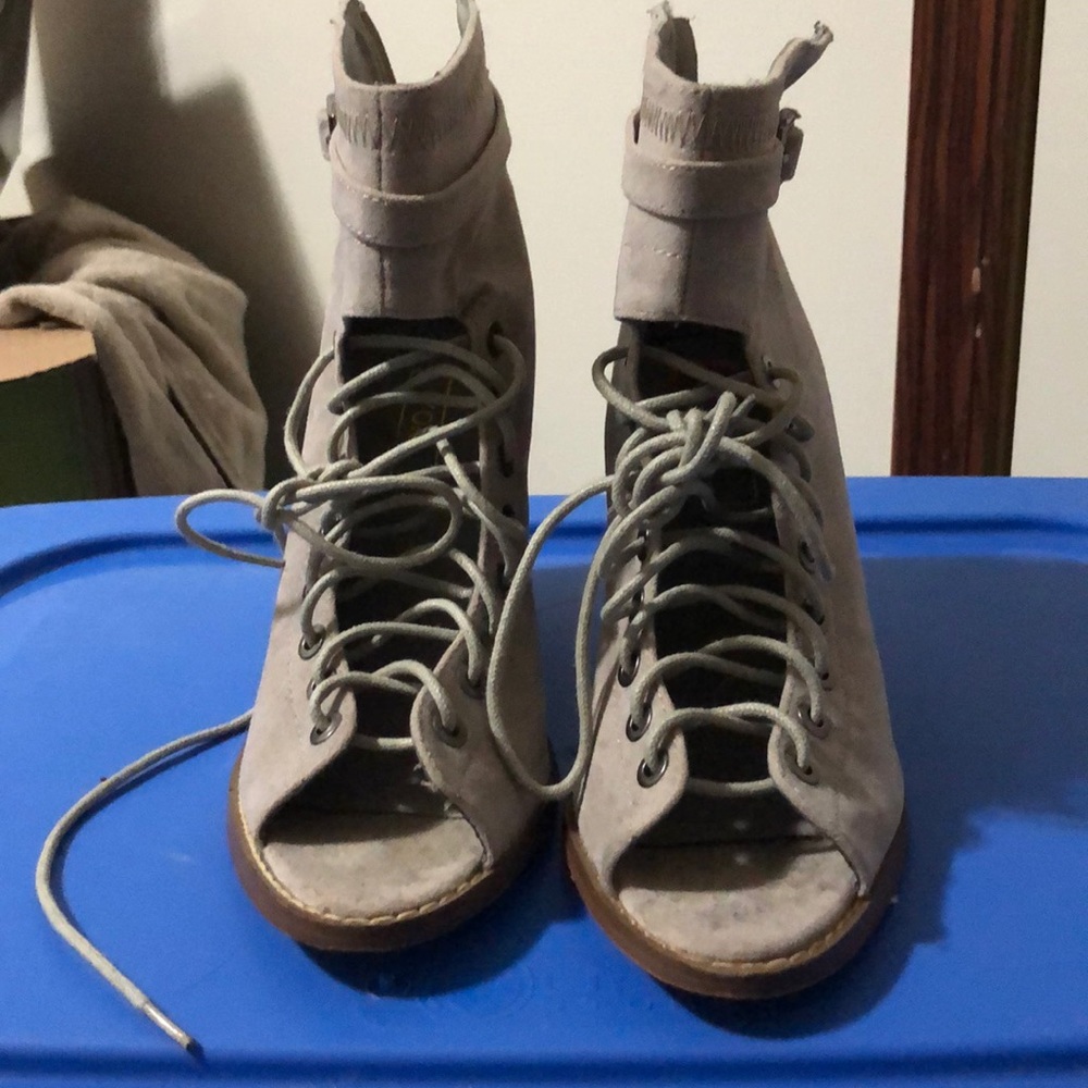 Yoki Size 6 3” heels